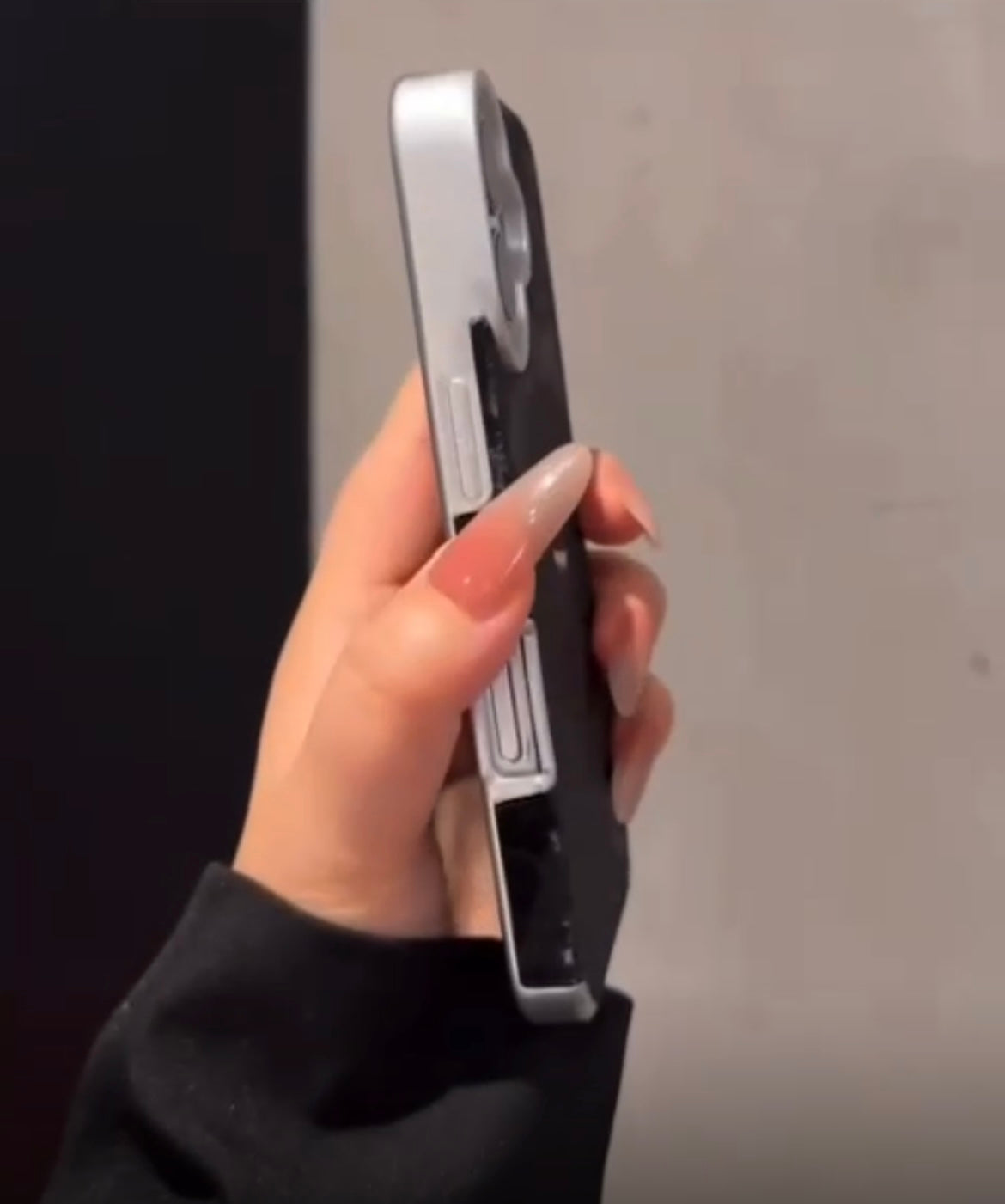 *🥳HIGH QUALITY CASE*

*FIRST TIME INDIA*

*NEW ONLINE APPLE LOGO SADE LOOK 🤩*

*🤩zip poly packing🥳*

  

     *🥳🥳IPHONE🥳🥳*

*IPHONE 11* black 

*IPHONE 12/12 pro*black 

*IPHONES 14/13/*black 

  *IPHONE: IPHONE 15*black 

  *IPHONE 15PRO*

  *IPH